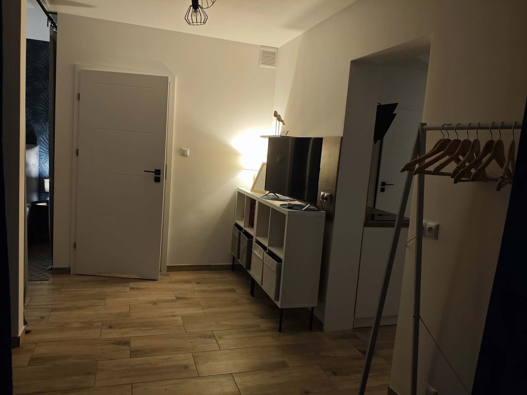Przedpokój z wieszakiem i lustrem