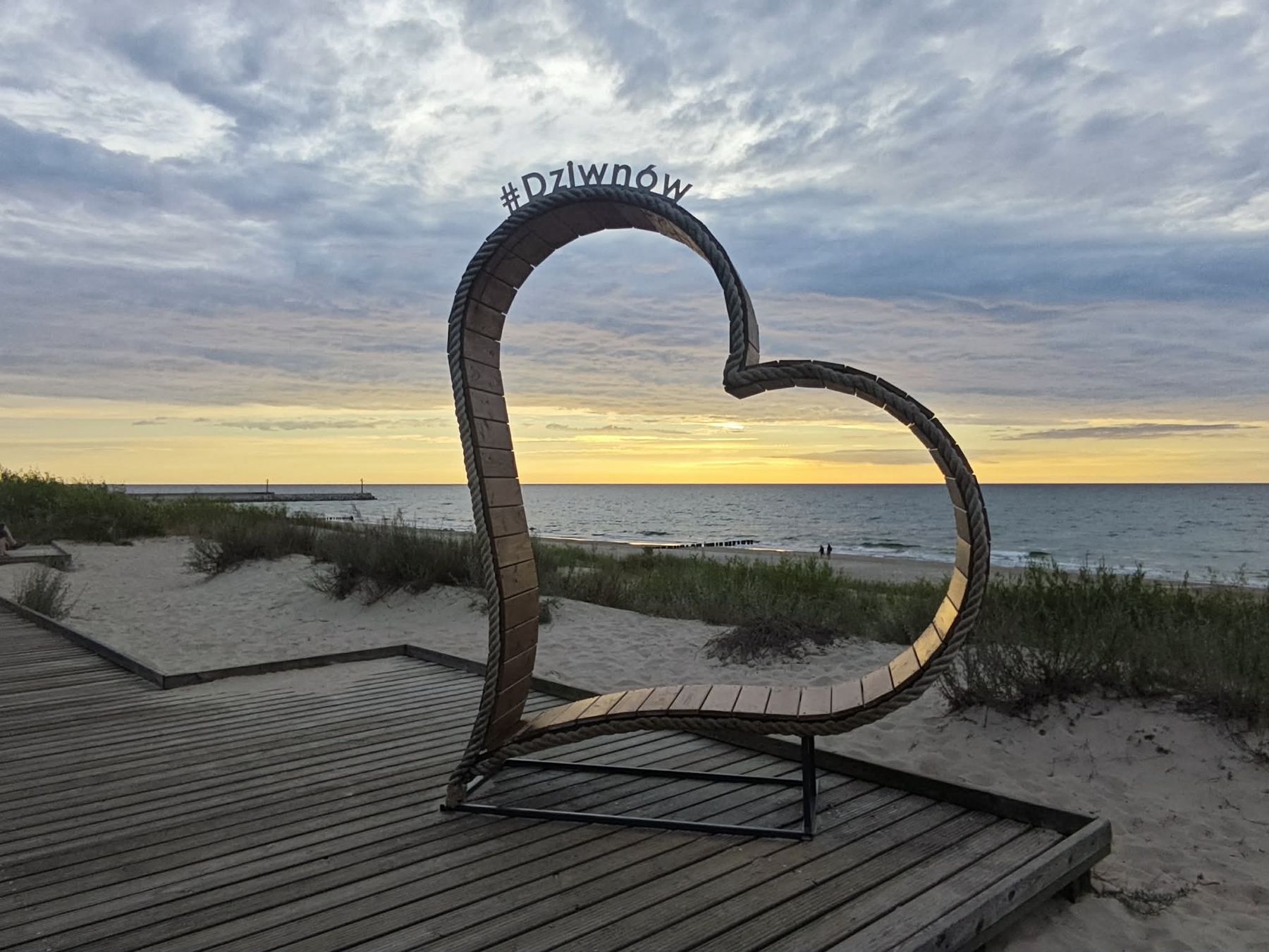 Drewniane serce #Dziwnów na zejściu na plażę o zachodzie słońca